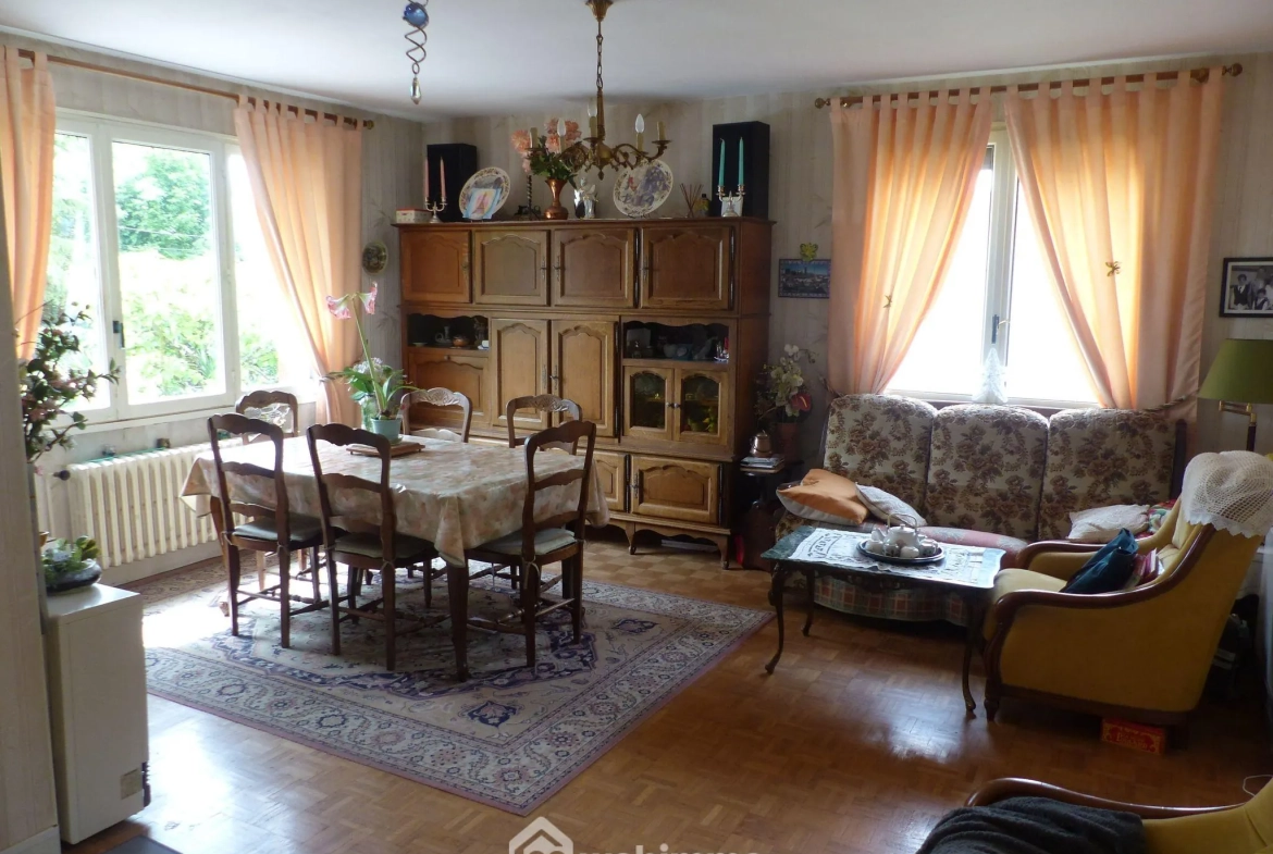 Maison à vendre de 142 m² à Saint-Jacques-sur-Darnétal avec dépendances et grand terrain 