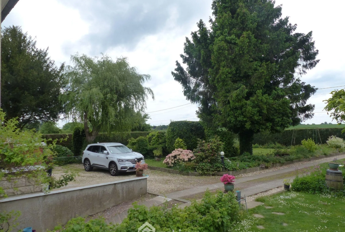 Maison à vendre de 142 m² à Saint-Jacques-sur-Darnétal avec dépendances et grand terrain 