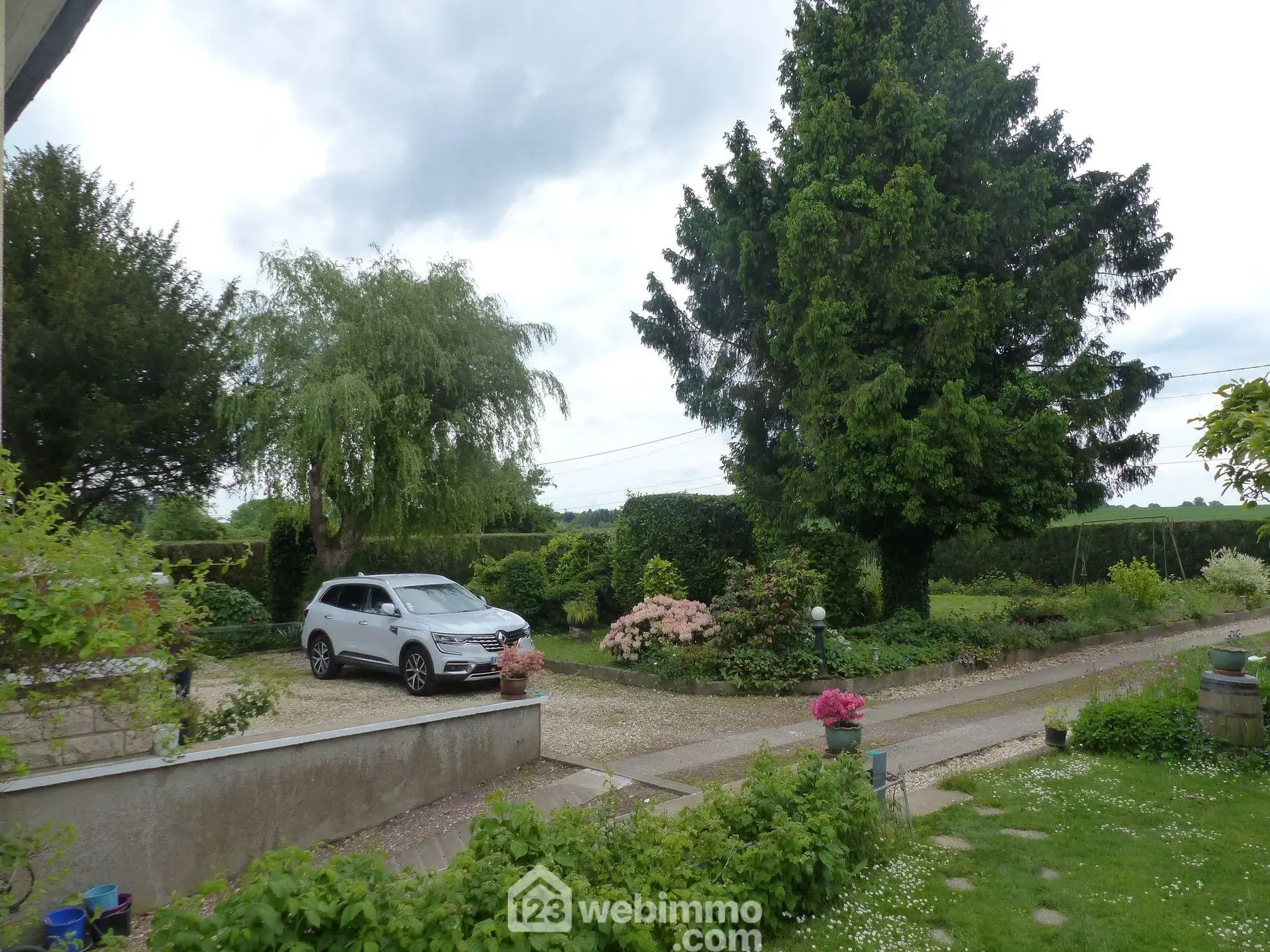 Maison à vendre de 142 m² à Saint-Jacques-sur-Darnétal avec dépendances et grand terrain 