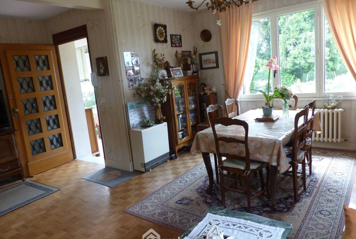Maison à vendre de 142 m² à Saint-Jacques-sur-Darnétal avec dépendances et grand terrain 