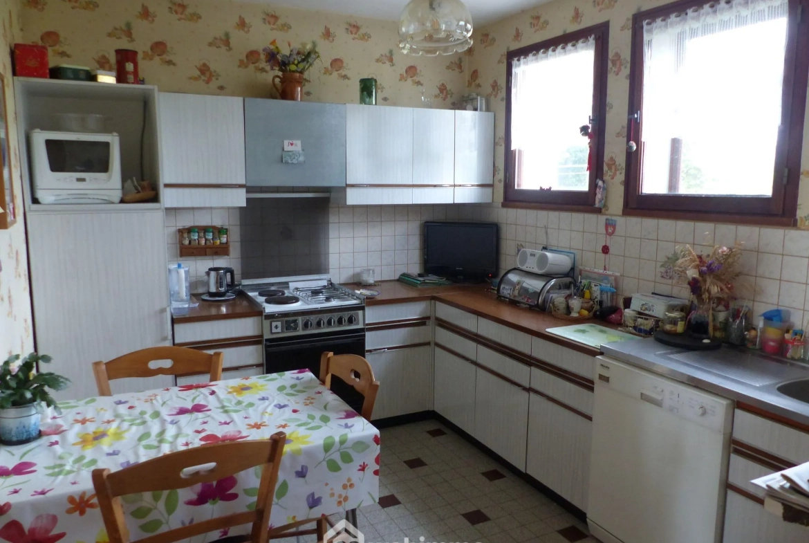 Maison à vendre de 142 m² à Saint-Jacques-sur-Darnétal avec dépendances et grand terrain 