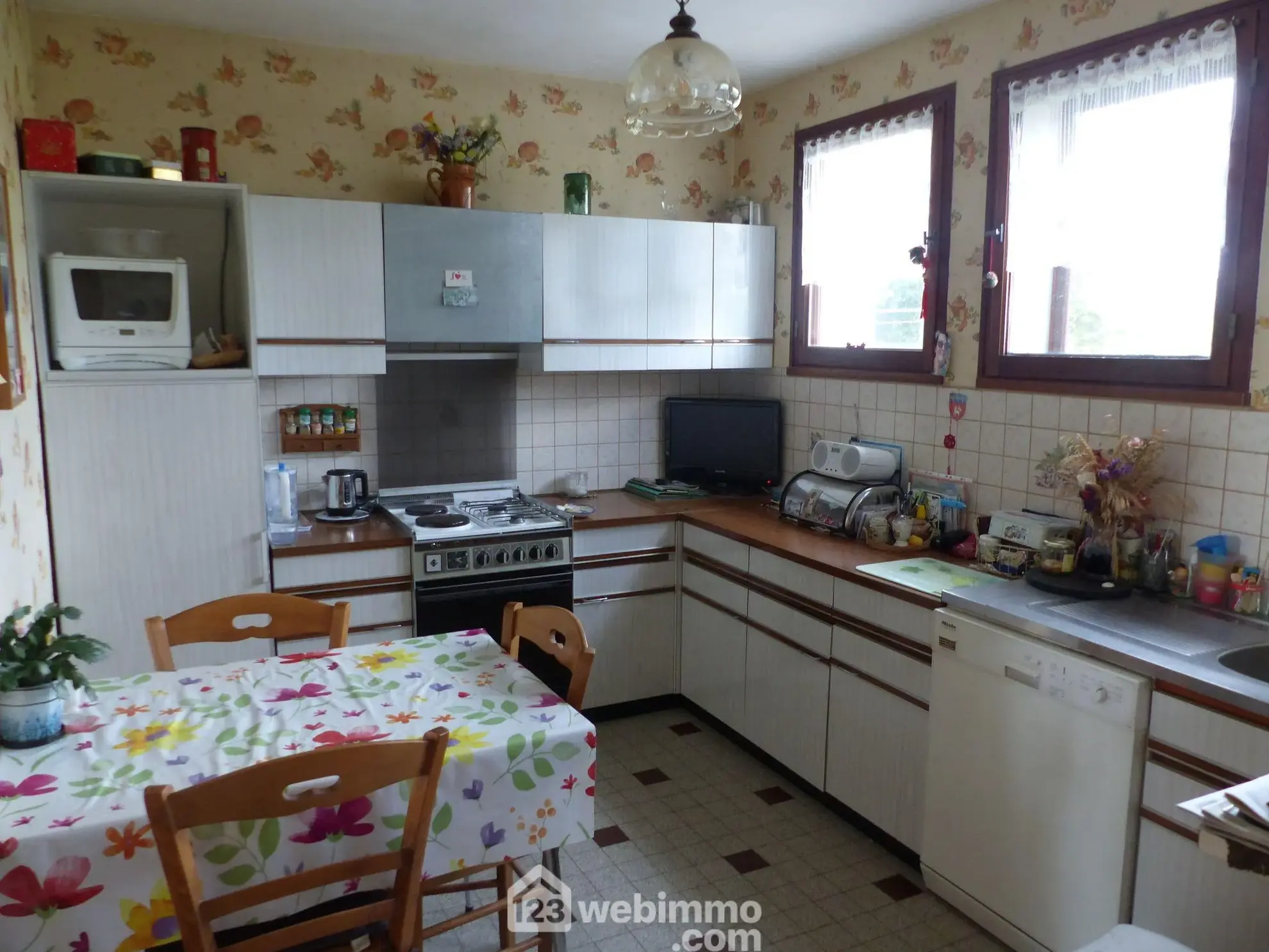 Maison à vendre de 142 m² à Saint-Jacques-sur-Darnétal avec dépendances et grand terrain 