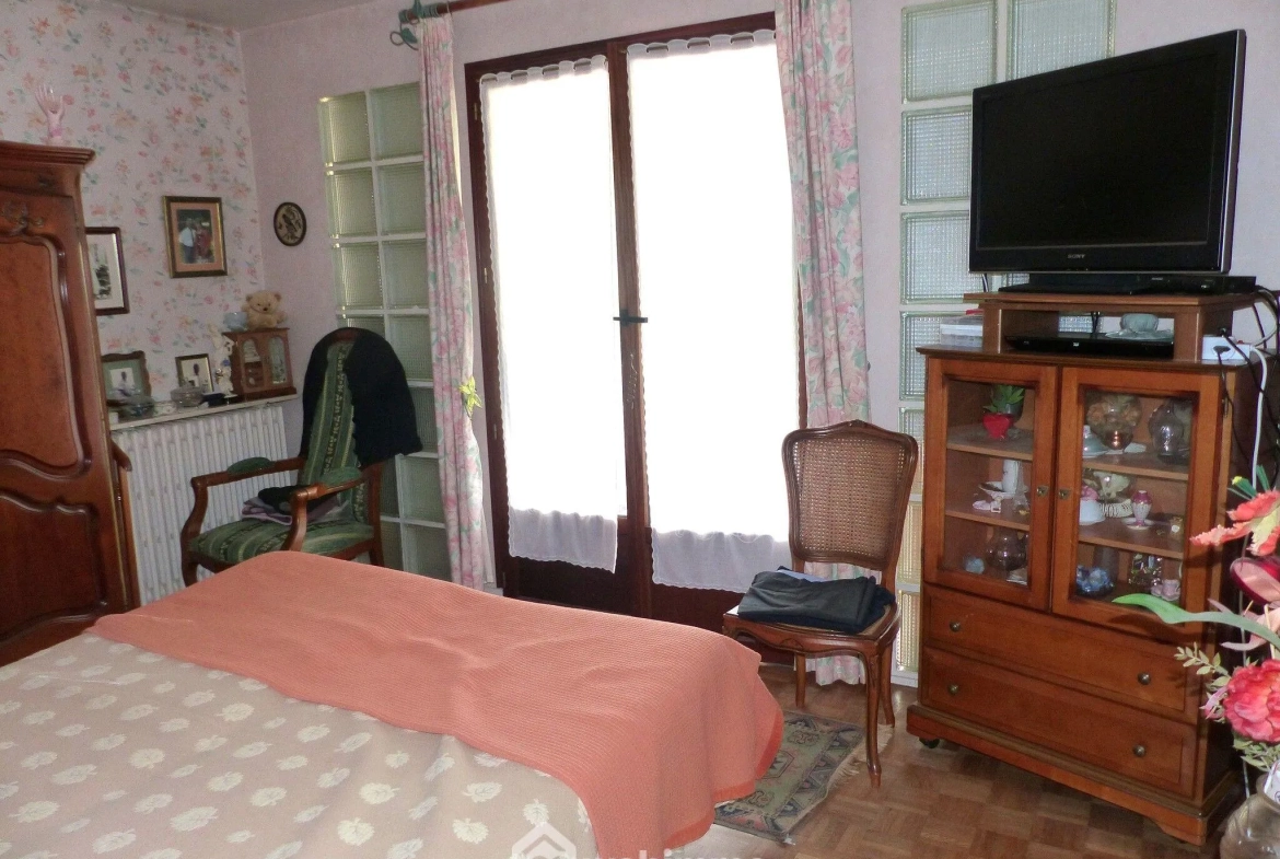 Maison à vendre de 142 m² à Saint-Jacques-sur-Darnétal avec dépendances et grand terrain 