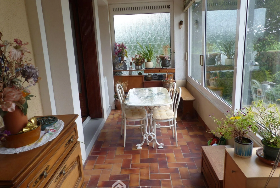 Maison à vendre de 142 m² à Saint-Jacques-sur-Darnétal avec dépendances et grand terrain 