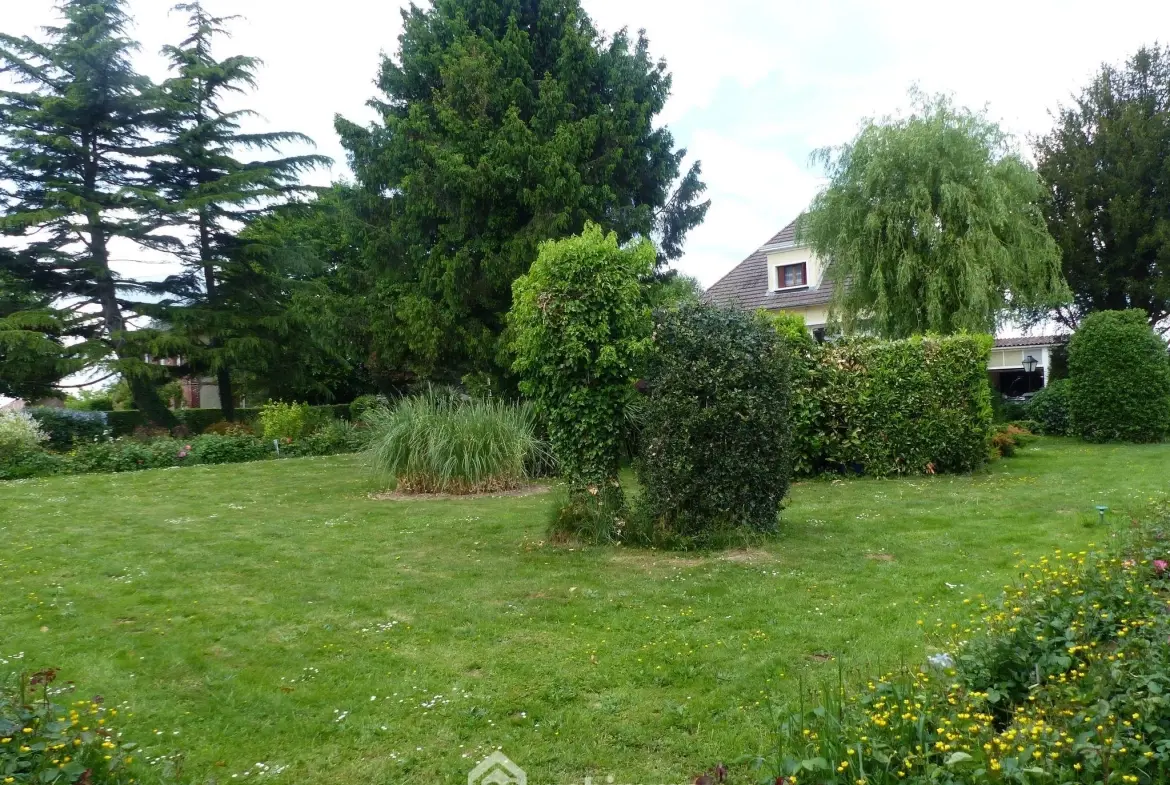 Maison à vendre de 142 m² à Saint-Jacques-sur-Darnétal avec dépendances et grand terrain 