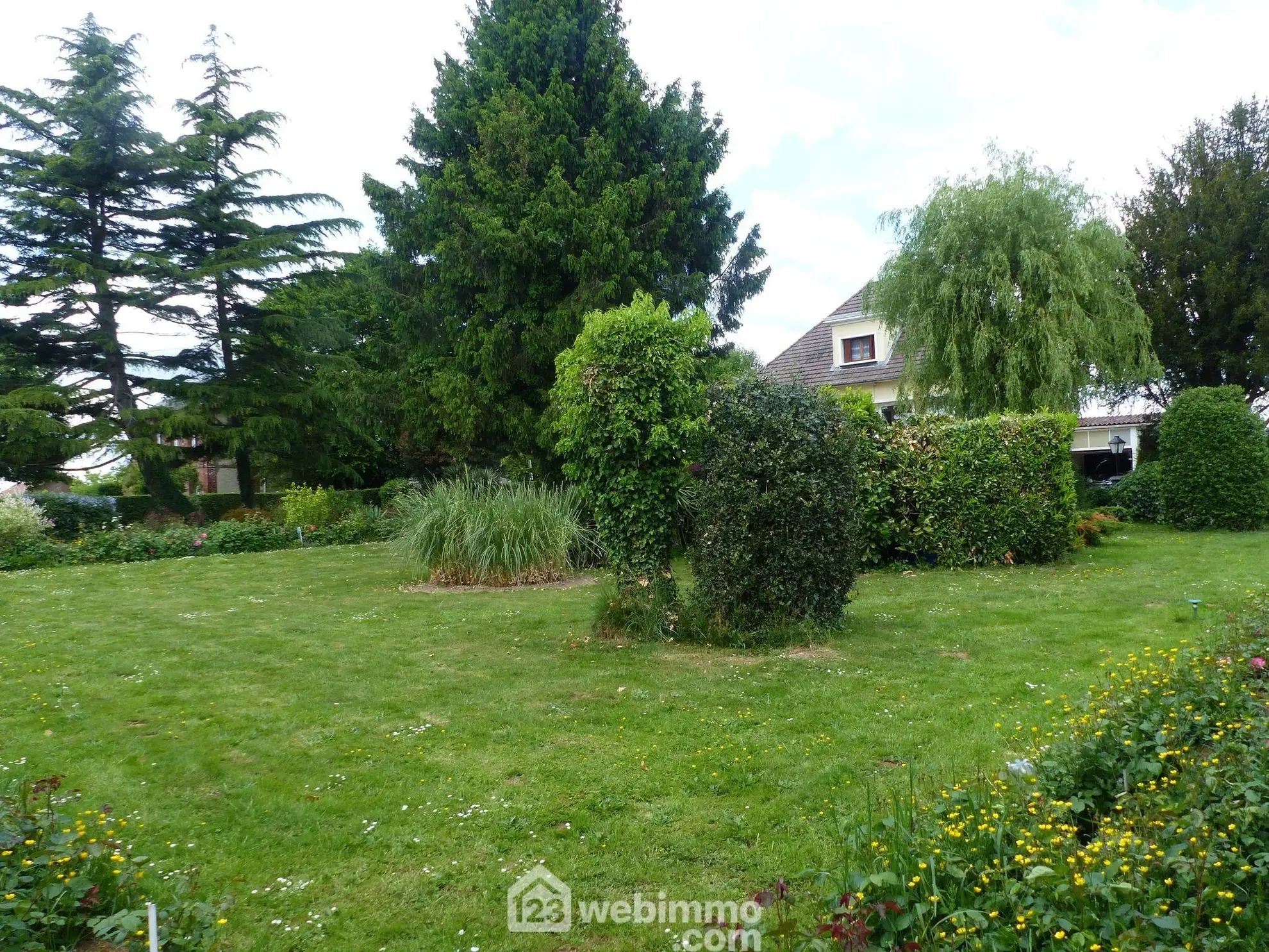 Maison à vendre de 142 m² à Saint-Jacques-sur-Darnétal avec dépendances et grand terrain 