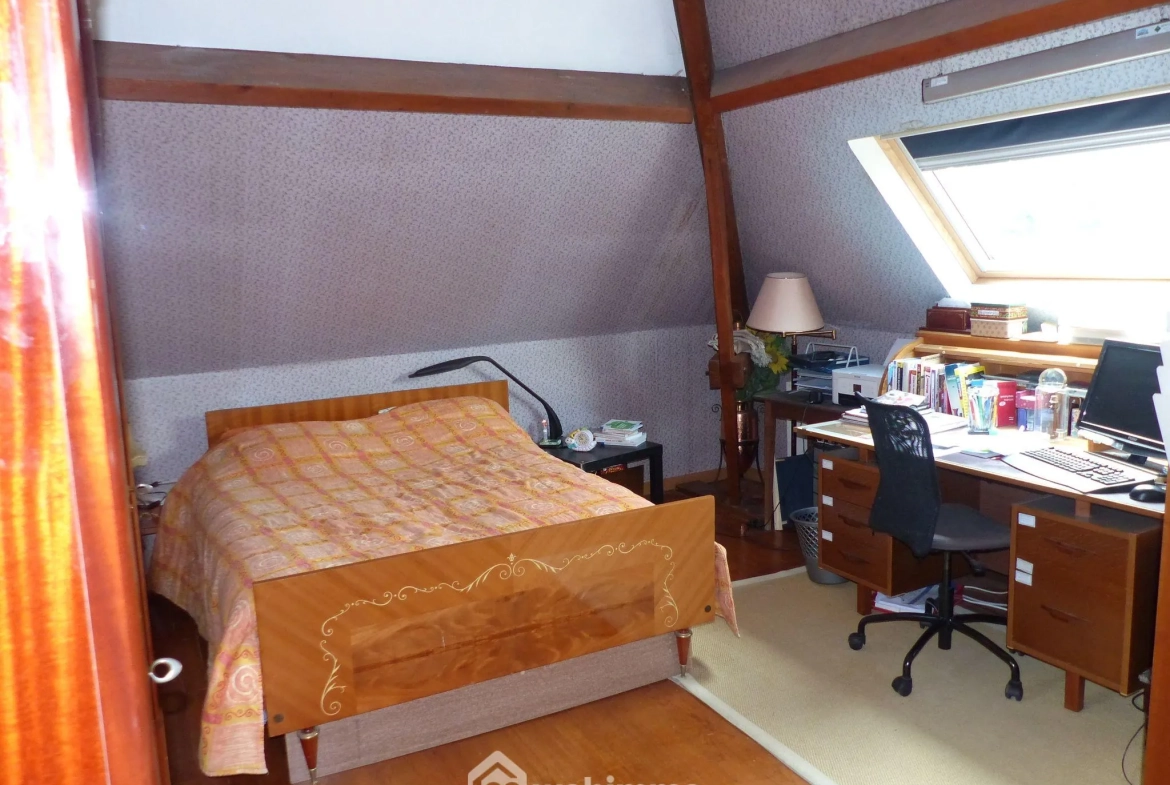 Maison à vendre de 142 m² à Saint-Jacques-sur-Darnétal avec dépendances et grand terrain 