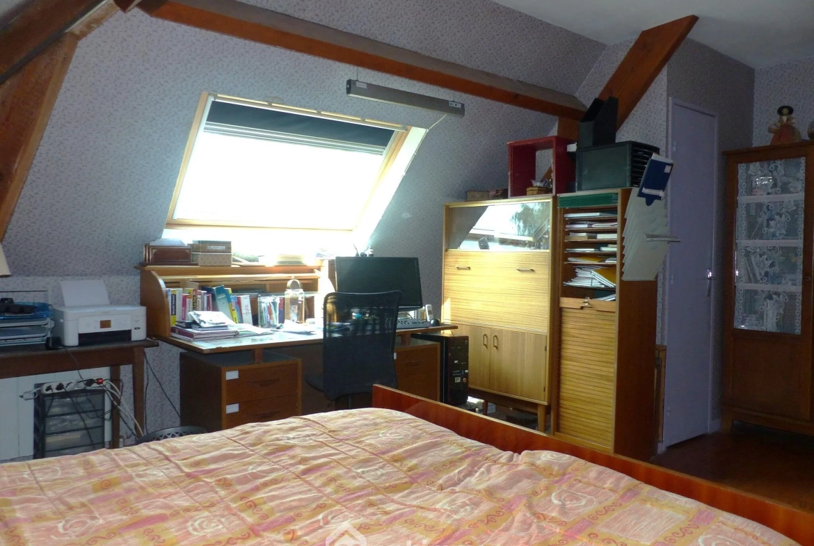 Maison à vendre de 142 m² à Saint-Jacques-sur-Darnétal avec dépendances et grand terrain 