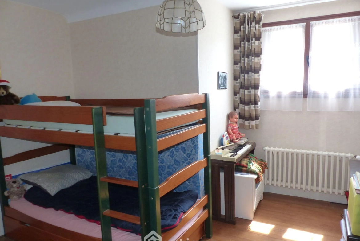 Maison à vendre de 142 m² à Saint-Jacques-sur-Darnétal avec dépendances et grand terrain 