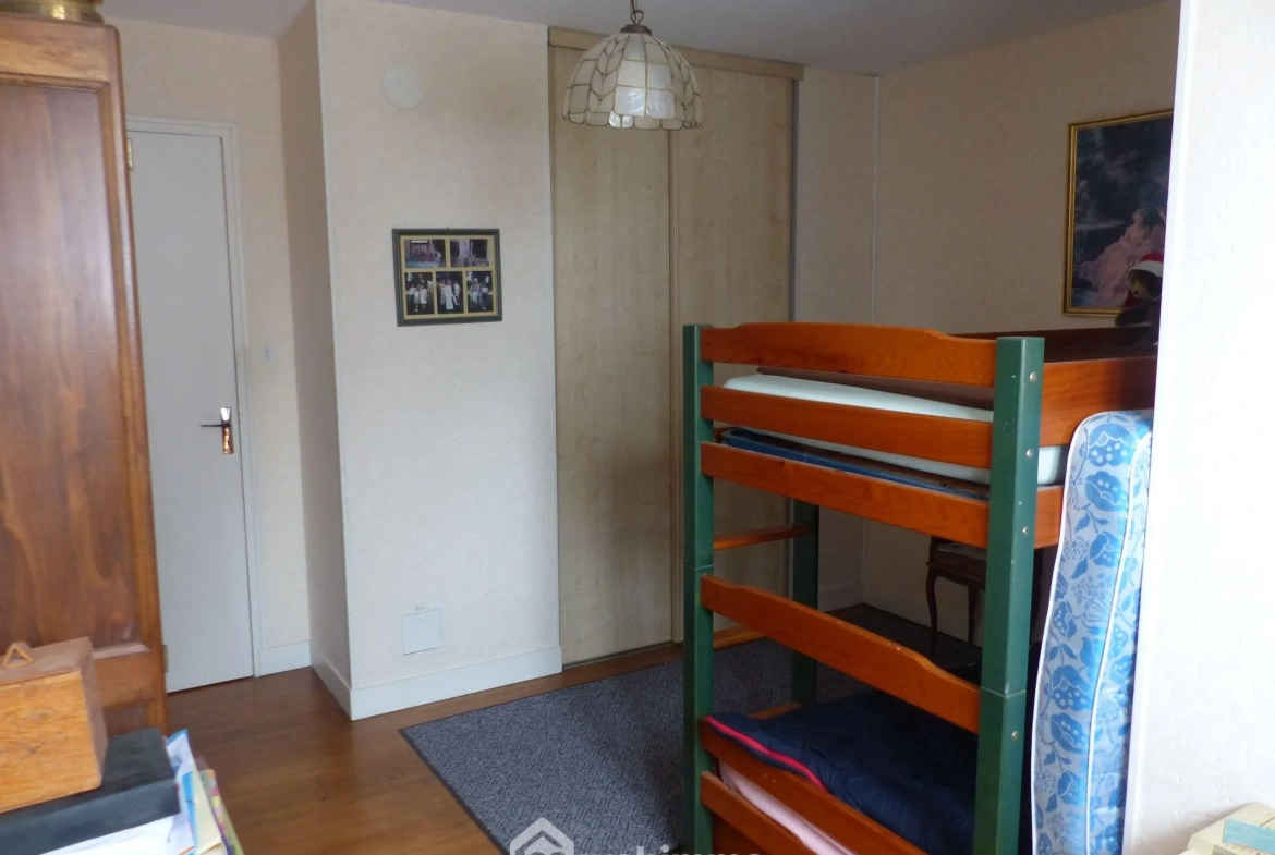 Maison à vendre de 142 m² à Saint-Jacques-sur-Darnétal avec dépendances et grand terrain 