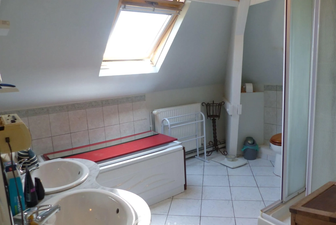 Maison à vendre de 142 m² à Saint-Jacques-sur-Darnétal avec dépendances et grand terrain 