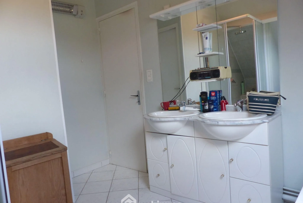 Maison à vendre de 142 m² à Saint-Jacques-sur-Darnétal avec dépendances et grand terrain 