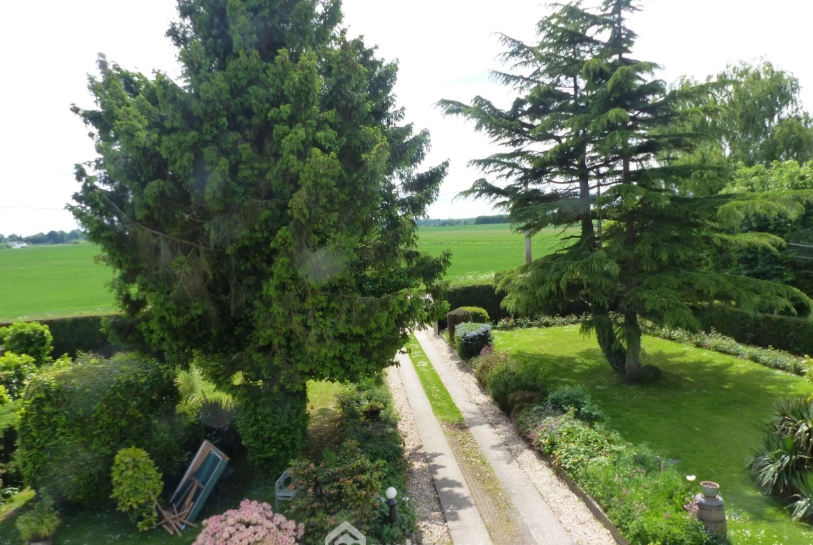 Maison à vendre de 142 m² à Saint-Jacques-sur-Darnétal avec dépendances et grand terrain 