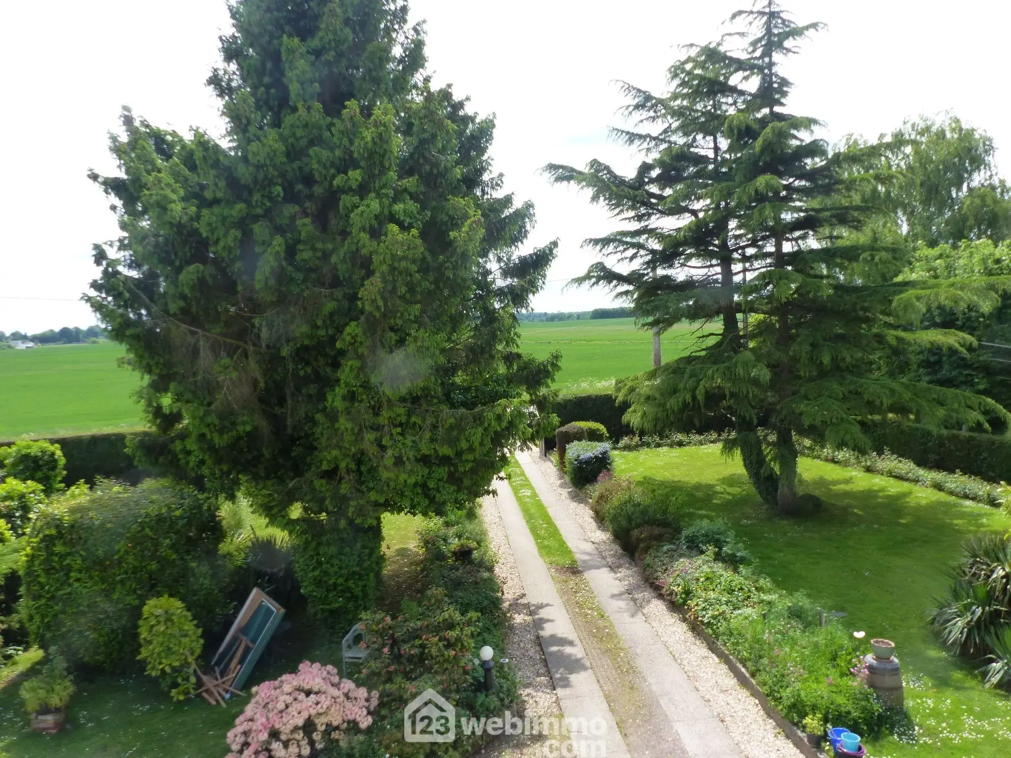 Maison à vendre de 142 m² à Saint-Jacques-sur-Darnétal avec dépendances et grand terrain 