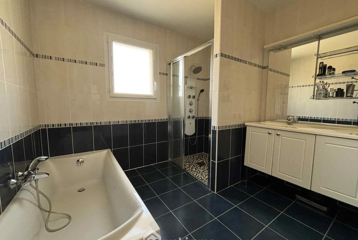 À vendre maison de plain-pied à Descartes, 113 m² avec terrain de 1166 m² 