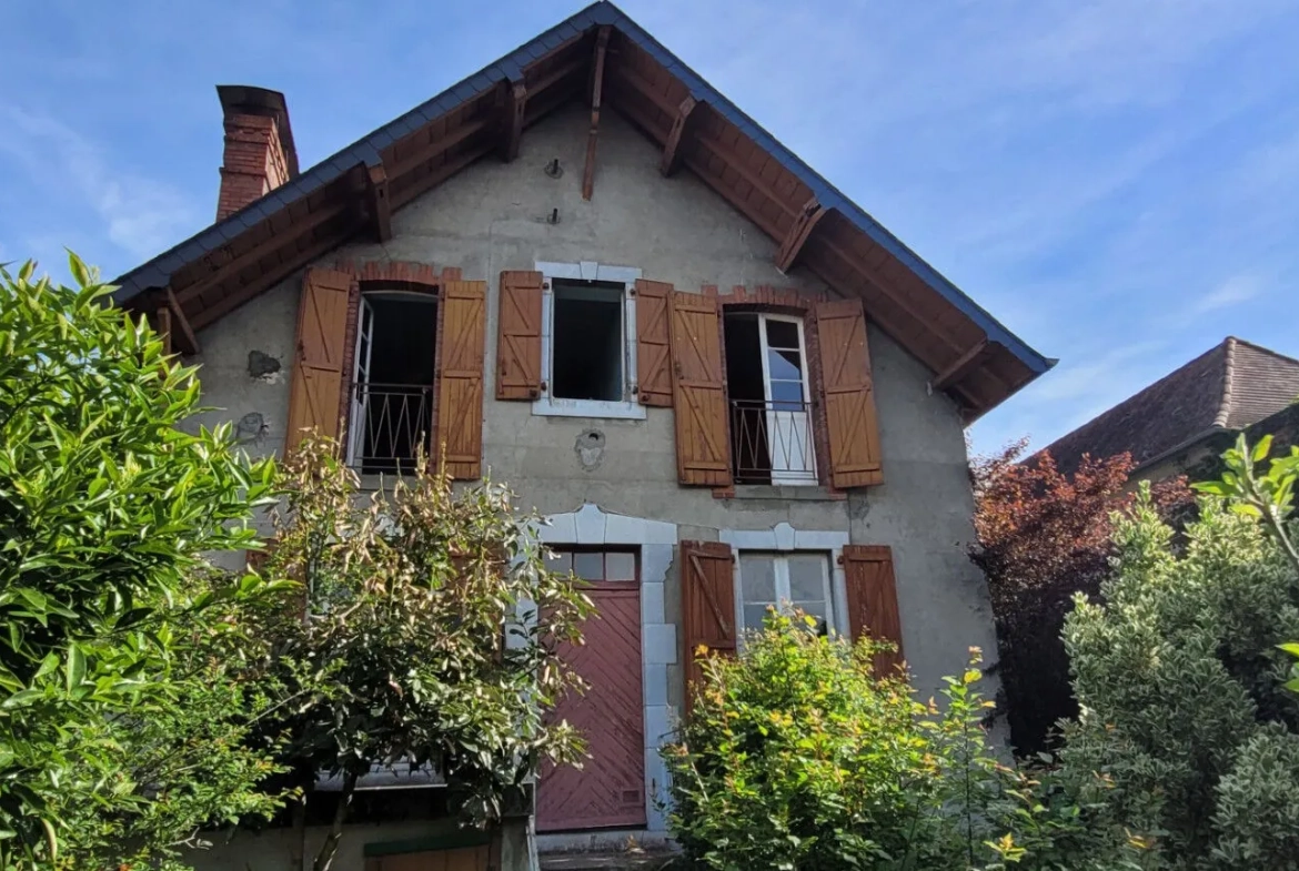Maison de ville à Artix de 8 pièces avec grand potentiel et garage inclus 