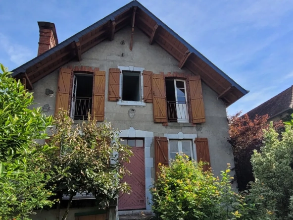 Maison de ville à Artix de 8 pièces avec grand potentiel et garage inclus