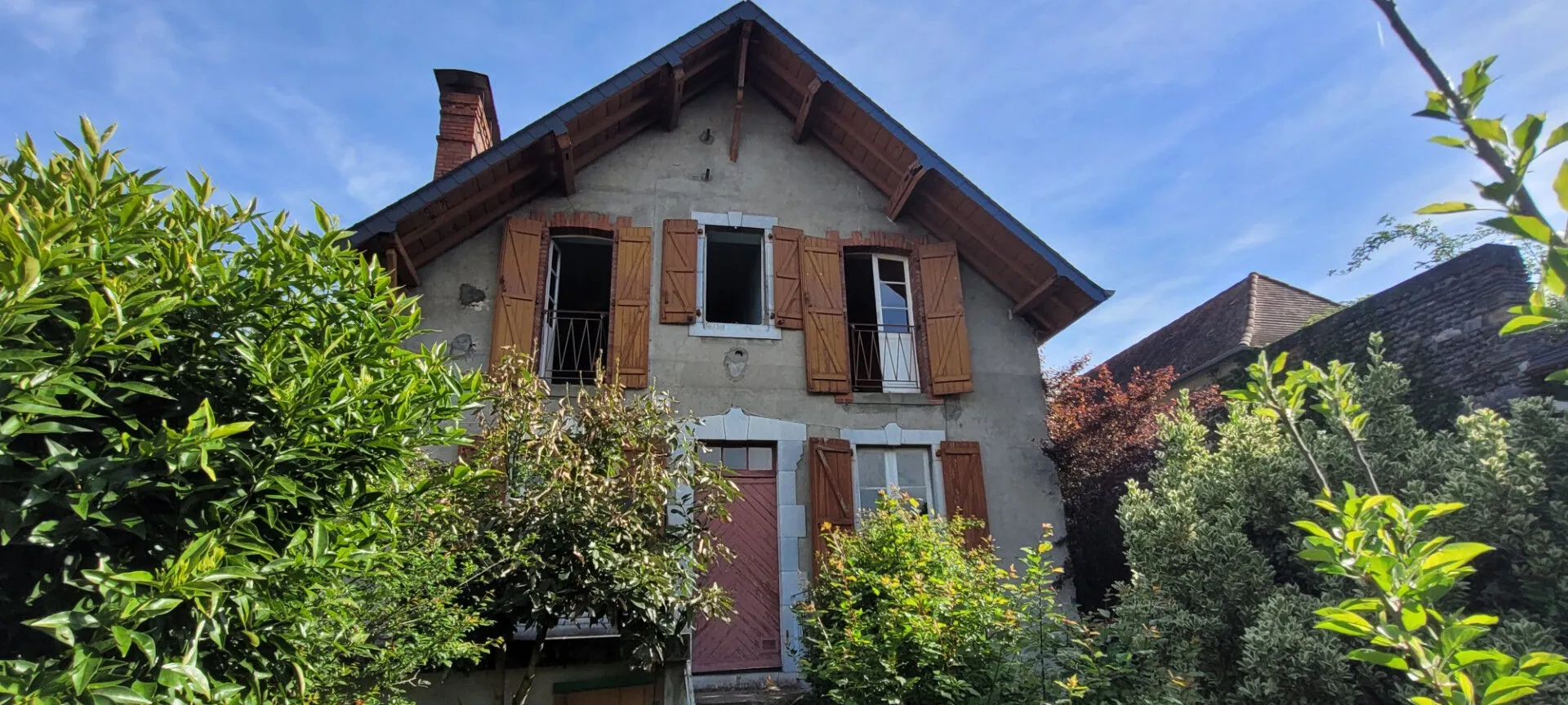 Maison de ville à Artix de 8 pièces avec grand potentiel et garage inclus 