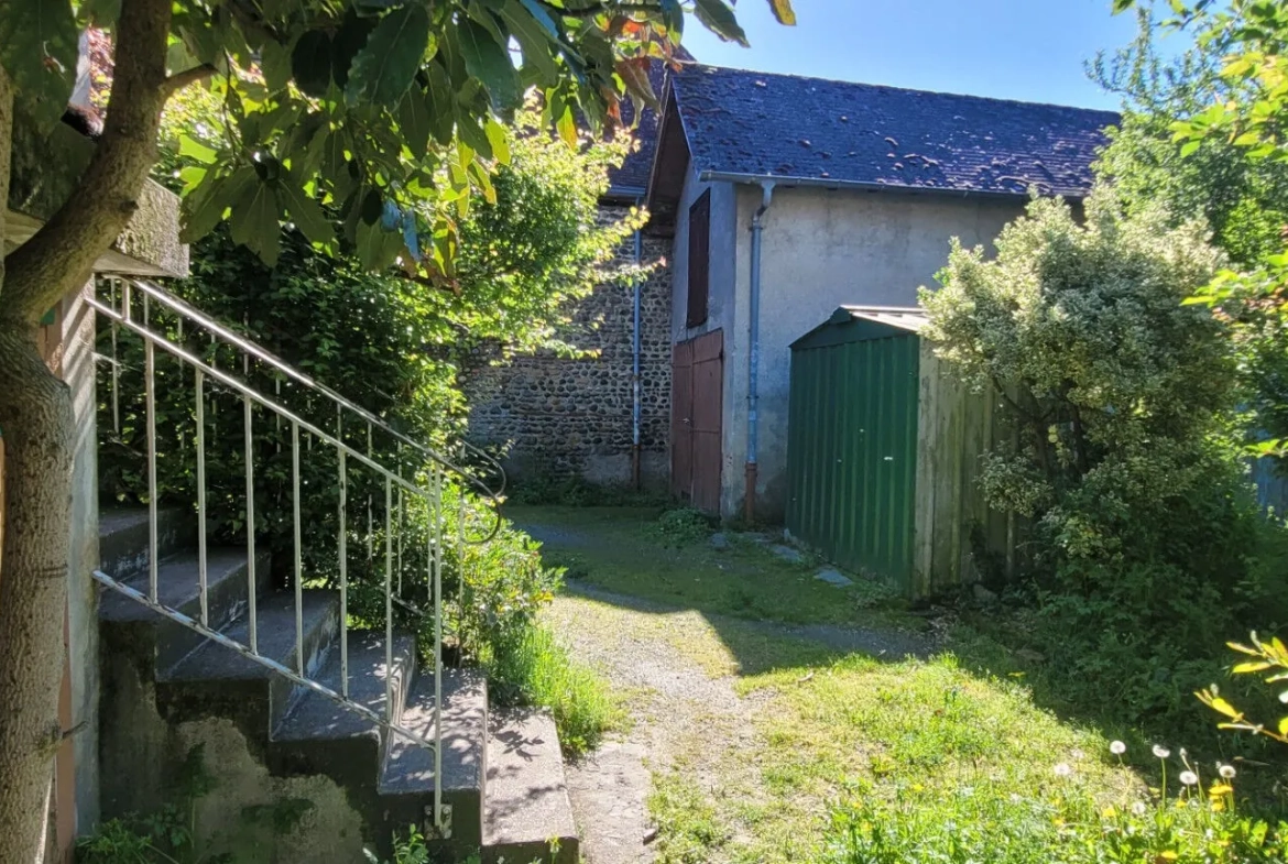 Maison de ville à Artix de 8 pièces avec grand potentiel et garage inclus 