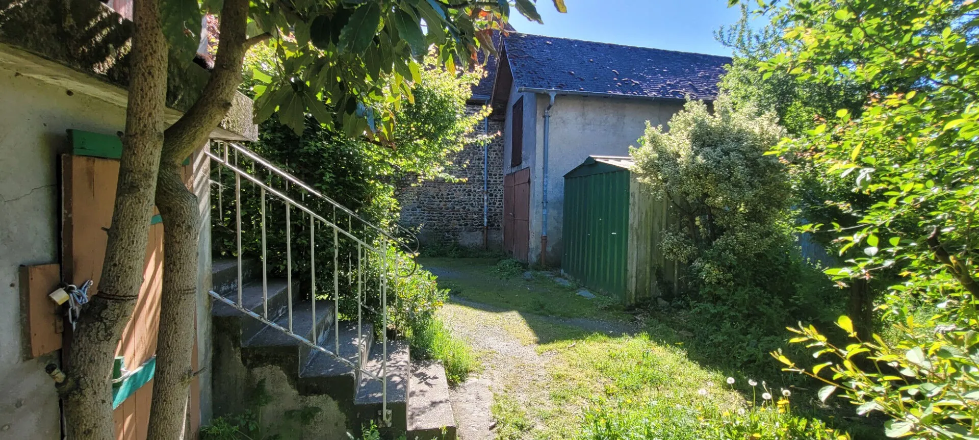 Maison de ville à Artix de 8 pièces avec grand potentiel et garage inclus 