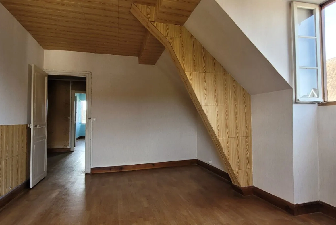 Maison de ville à Artix de 8 pièces avec grand potentiel et garage inclus 