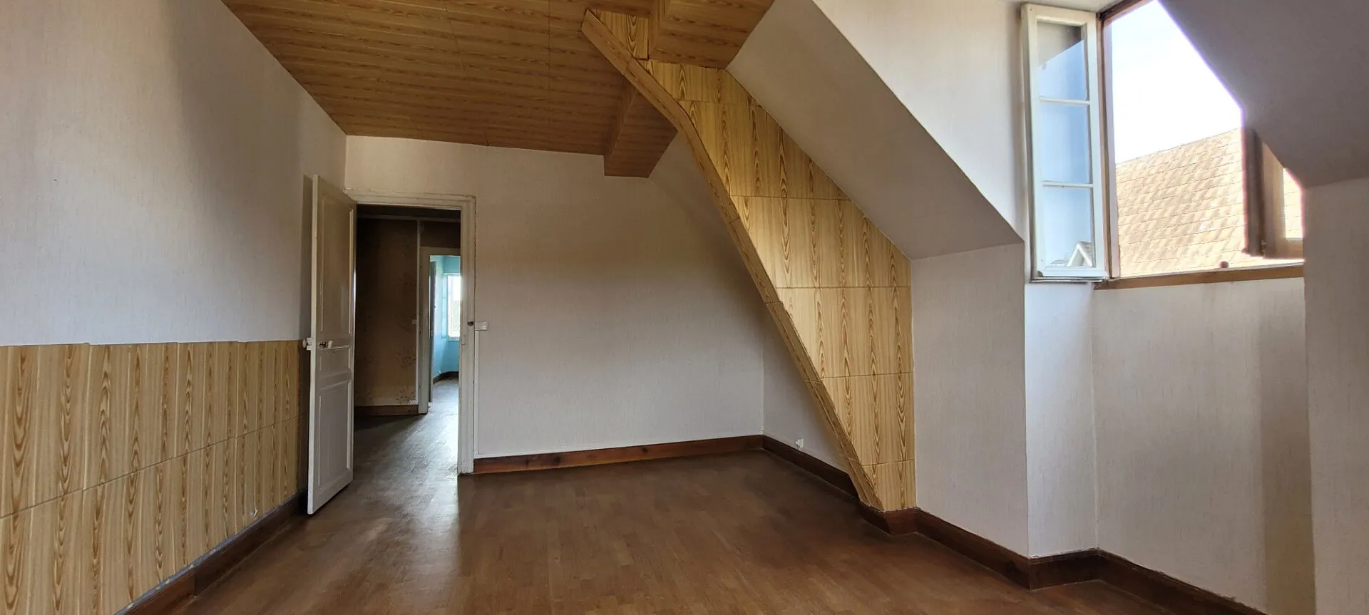 Maison de ville à Artix de 8 pièces avec grand potentiel et garage inclus 