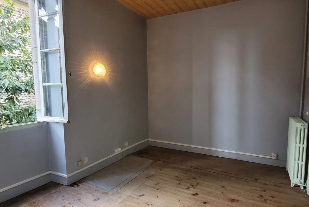 Maison de ville à Artix de 8 pièces avec grand potentiel et garage inclus 