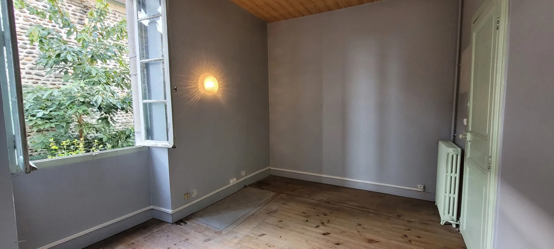 Maison de ville à Artix de 8 pièces avec grand potentiel et garage inclus 