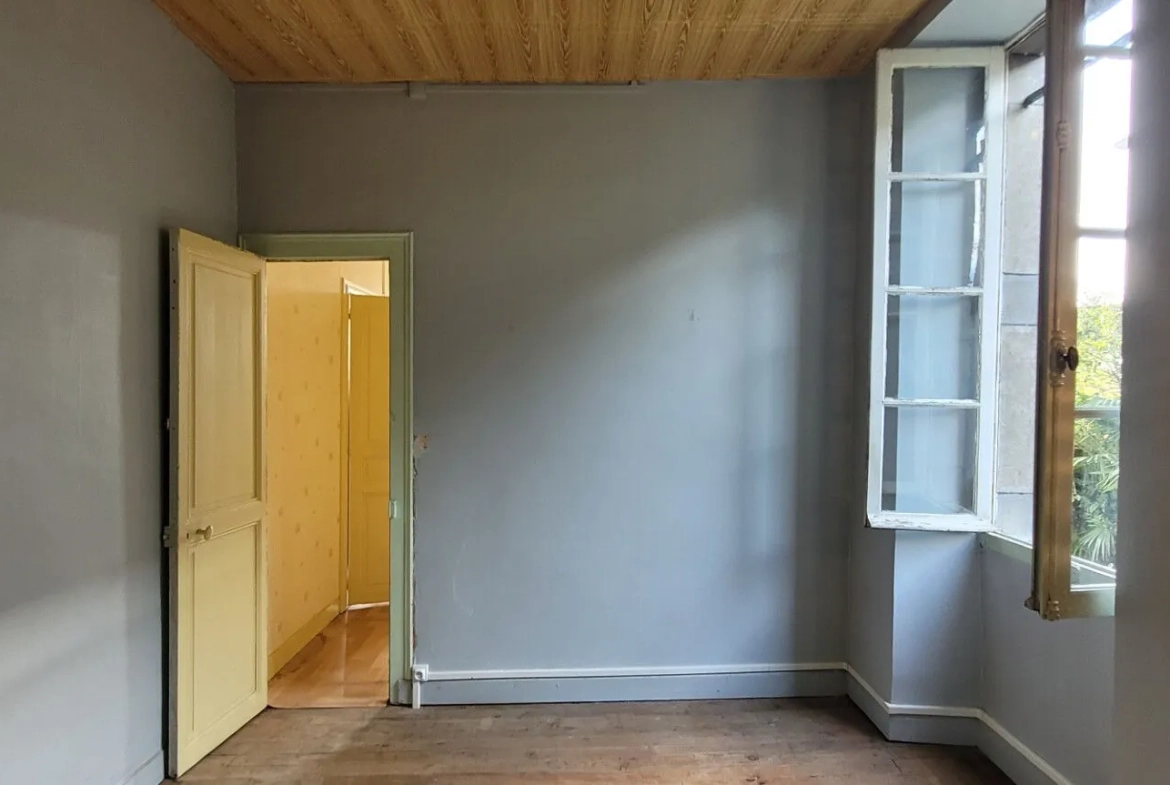 Maison de ville à Artix de 8 pièces avec grand potentiel et garage inclus 