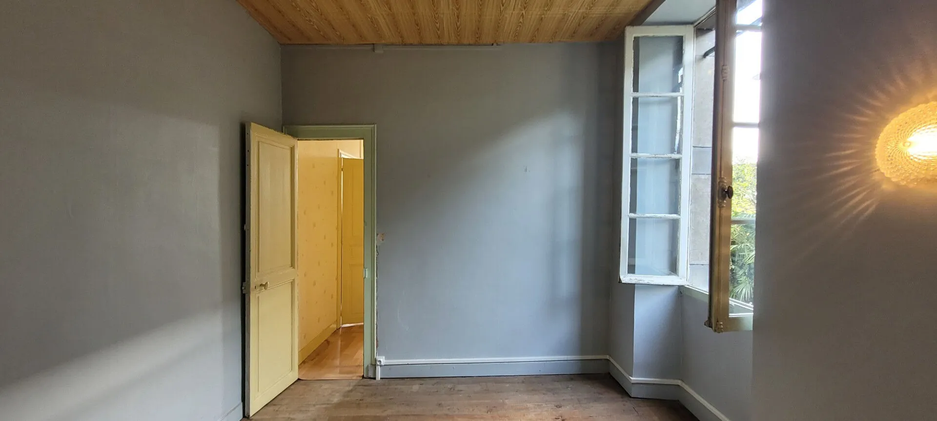 Maison de ville à Artix de 8 pièces avec grand potentiel et garage inclus 
