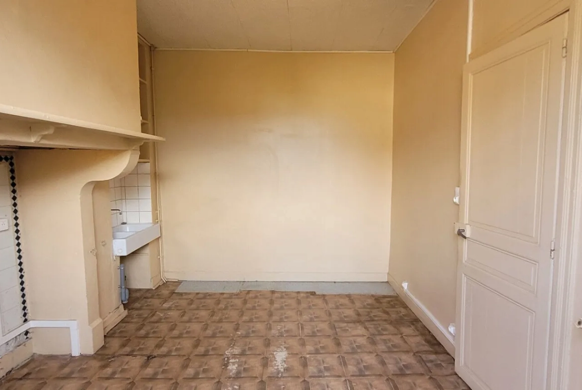 Maison de ville à Artix de 8 pièces avec grand potentiel et garage inclus 