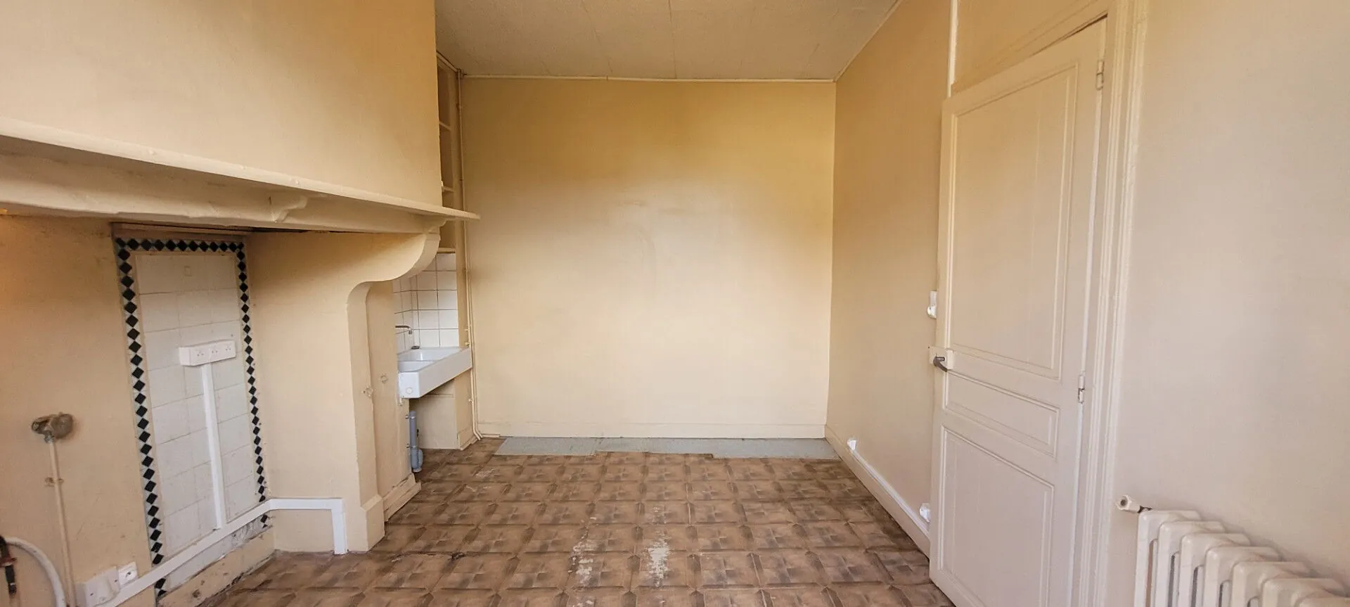 Maison de ville à Artix de 8 pièces avec grand potentiel et garage inclus 