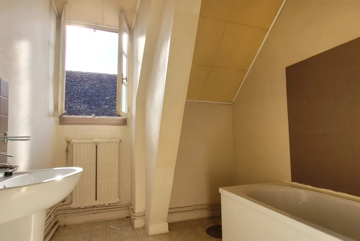 Maison de ville à Artix de 8 pièces avec grand potentiel et garage inclus 