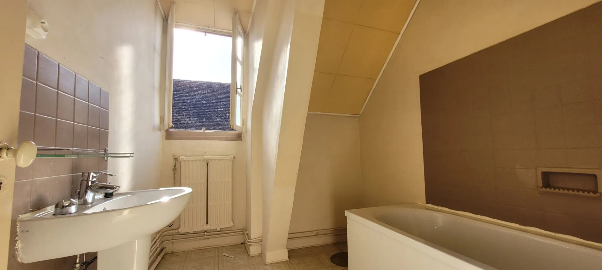 Maison de ville à Artix de 8 pièces avec grand potentiel et garage inclus 