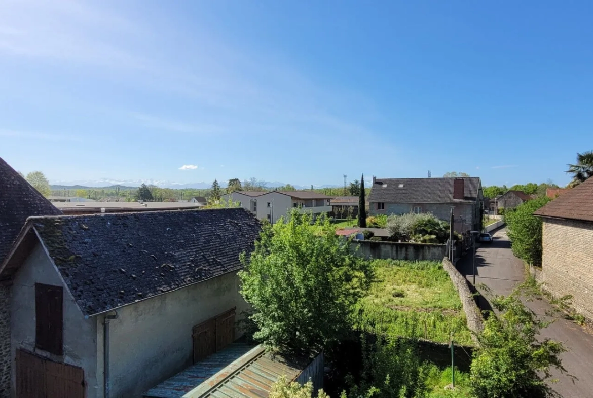 Maison de ville à Artix de 8 pièces avec grand potentiel et garage inclus 