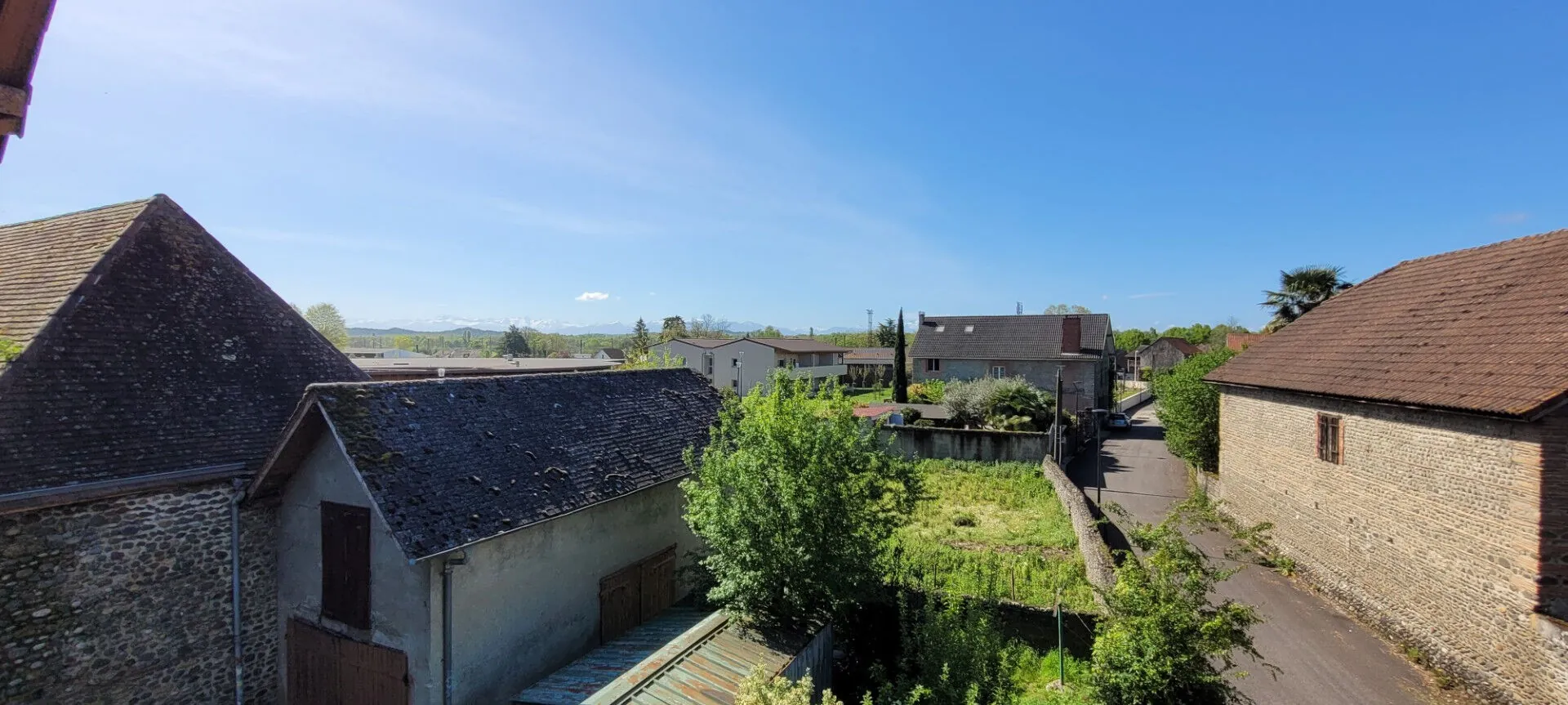 Maison de ville à Artix de 8 pièces avec grand potentiel et garage inclus 