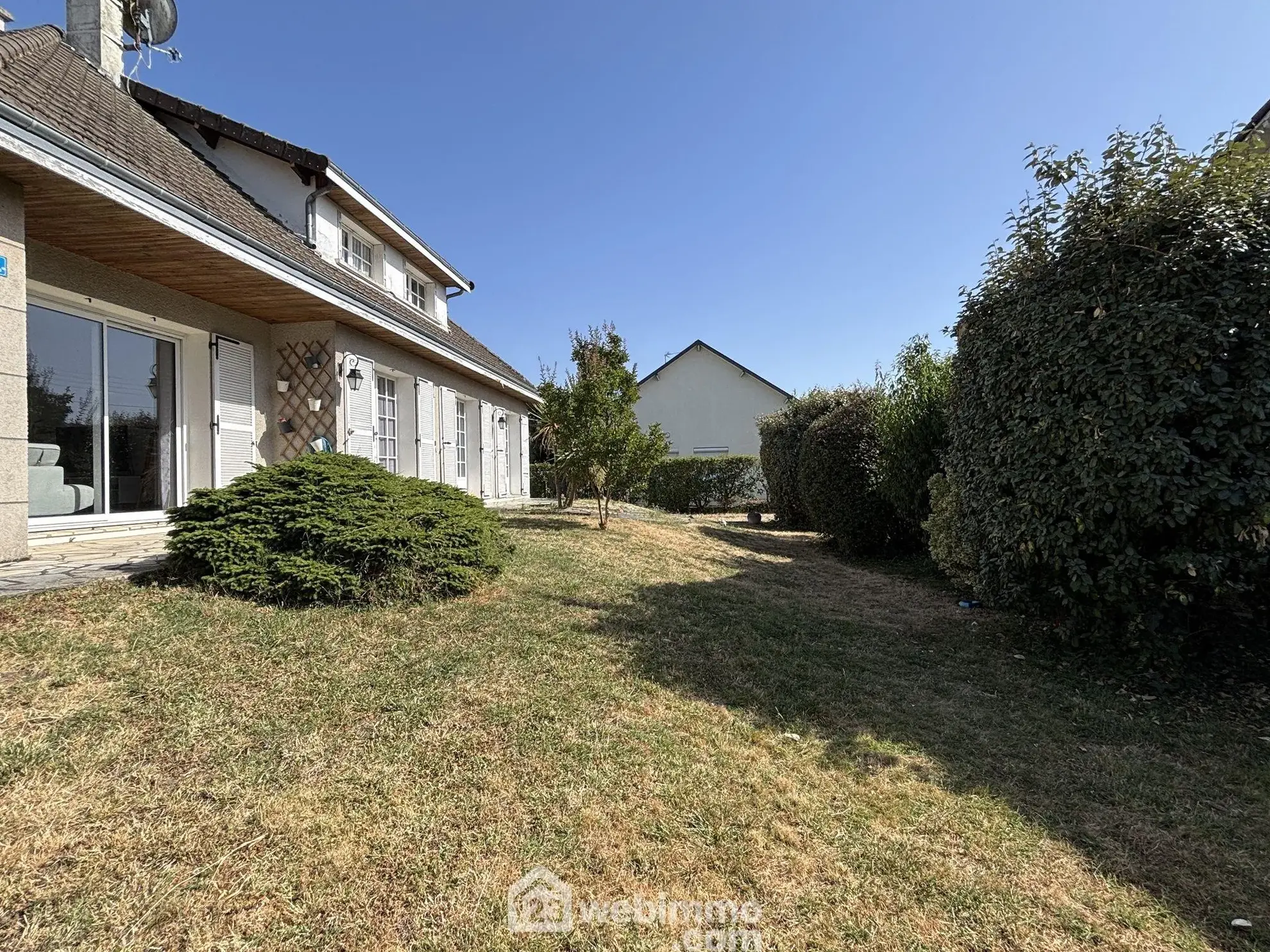 Maison de plain-pied 114 m² à Châtellerault avec 4 chambres et terrasse 