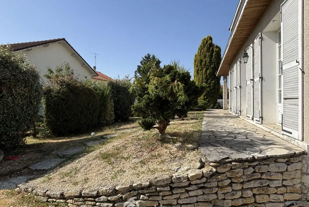 Maison de plain-pied 114 m² à Châtellerault avec 4 chambres et terrasse 