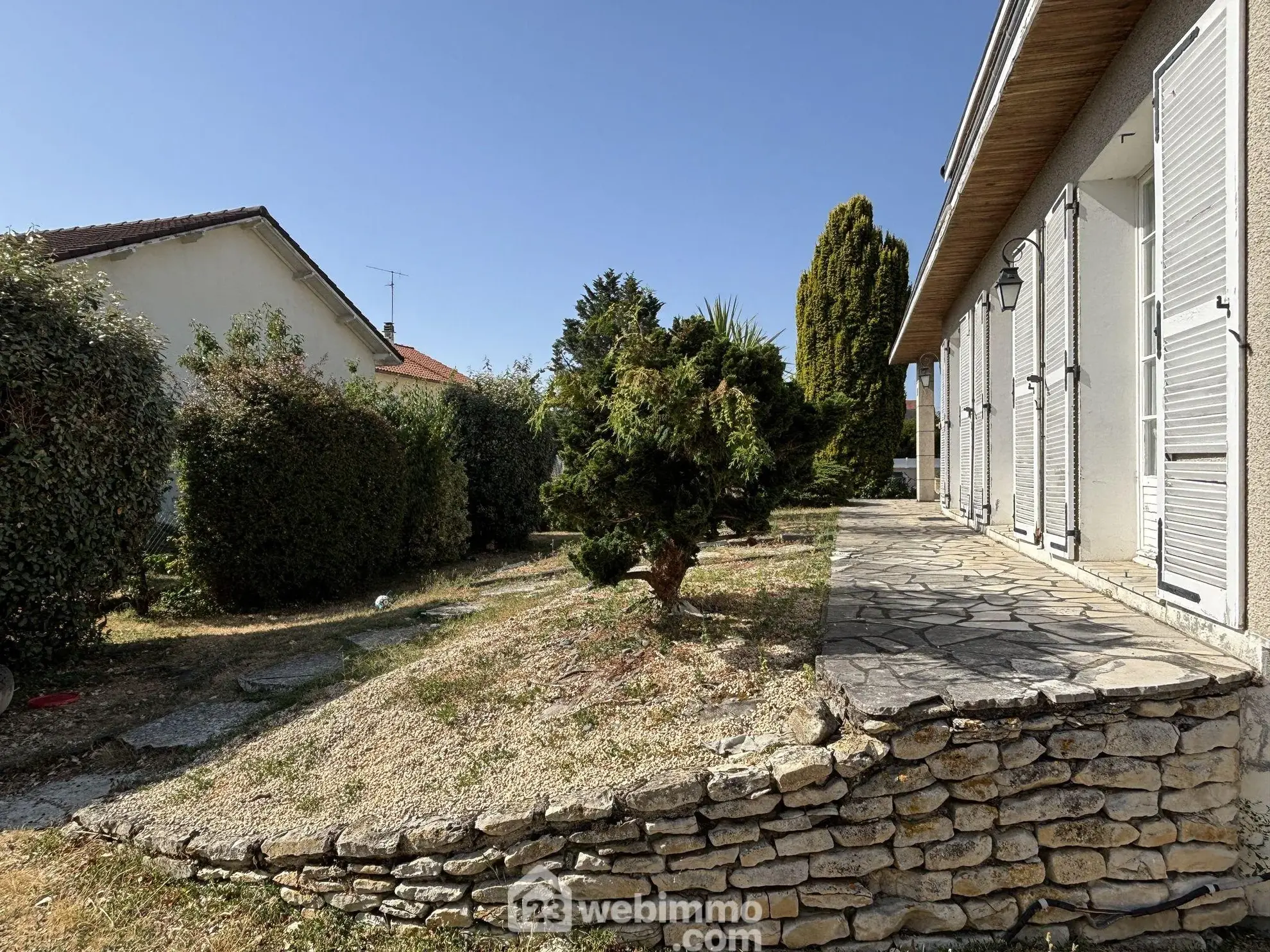 Maison de plain-pied 114 m² à Châtellerault avec 4 chambres et terrasse 
