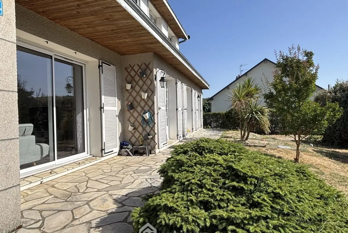Maison de plain-pied 114 m² à Châtellerault avec 4 chambres et terrasse 