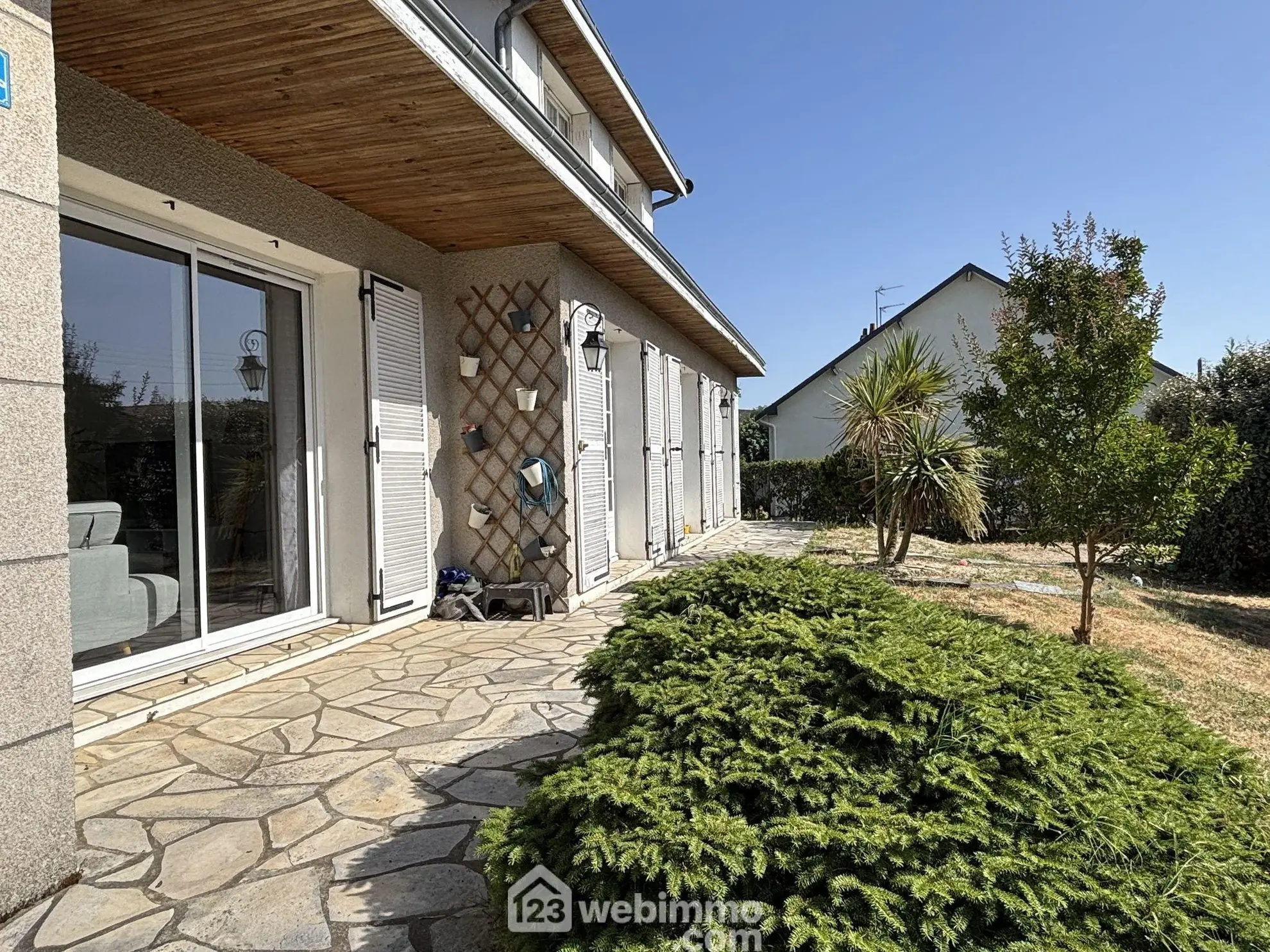 Maison de plain-pied 114 m² à Châtellerault avec 4 chambres et terrasse 