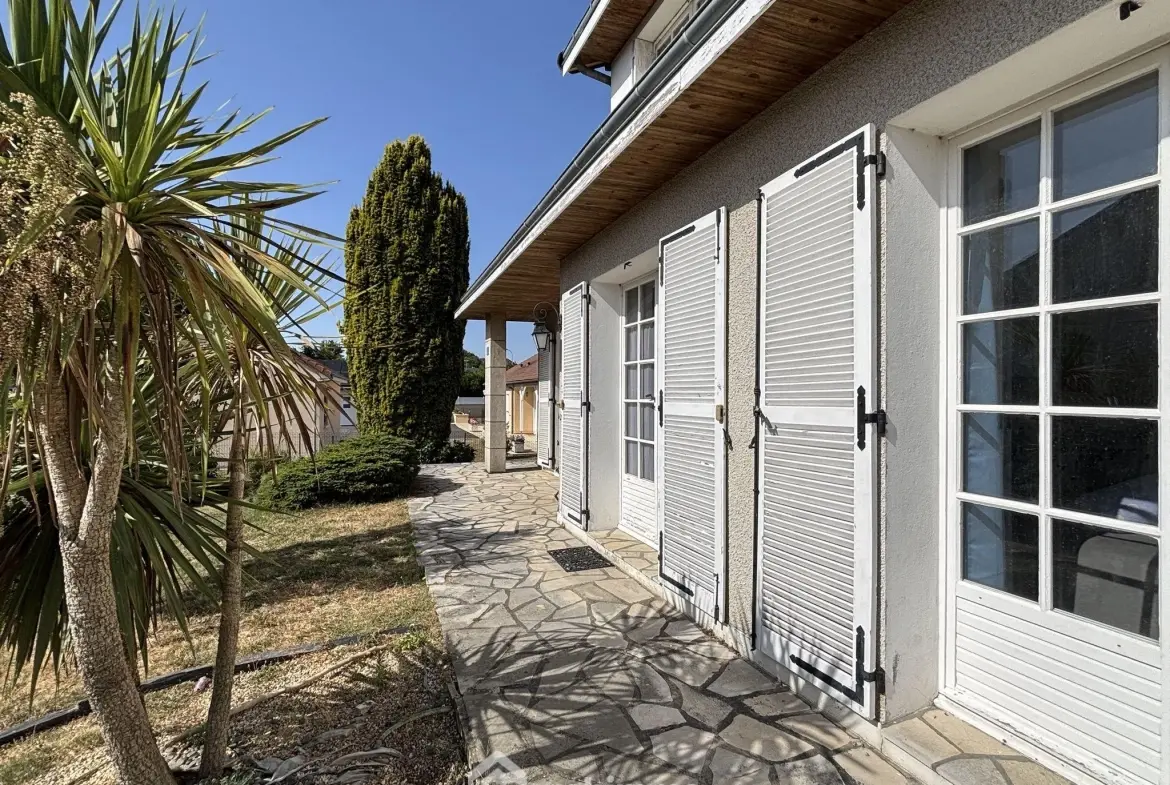 Maison de plain-pied 114 m² à Châtellerault avec 4 chambres et terrasse 