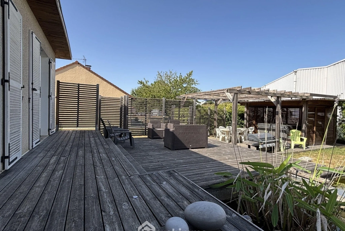Maison de plain-pied 114 m² à Châtellerault avec 4 chambres et terrasse 