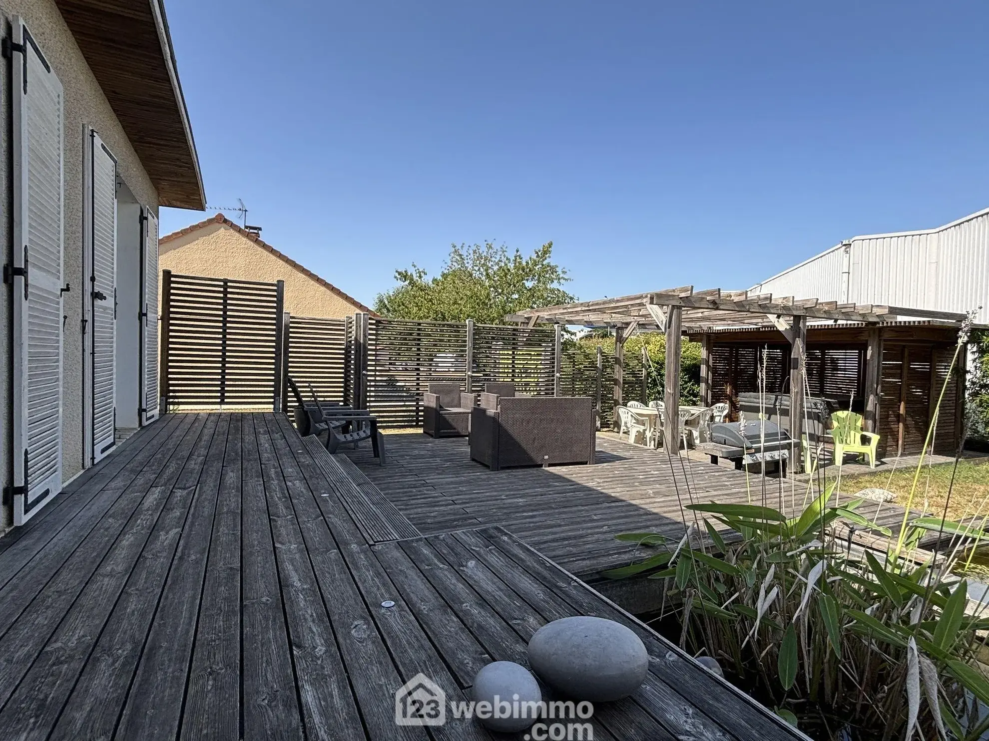 Maison de plain-pied 114 m² à Châtellerault avec 4 chambres et terrasse 