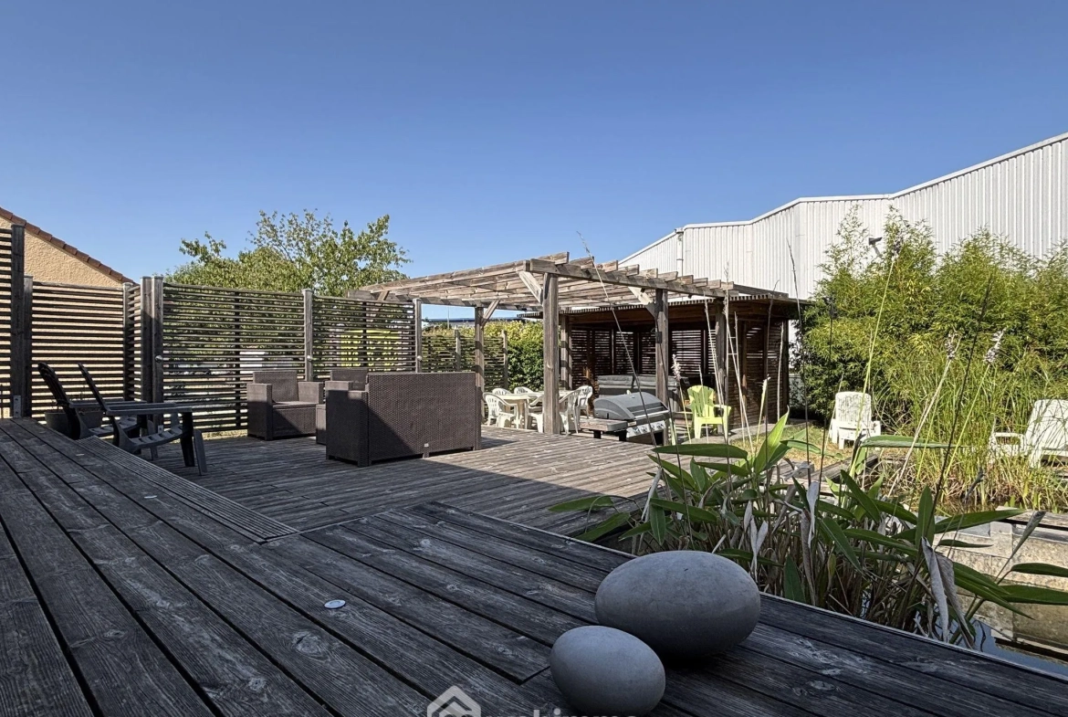 Maison de plain-pied 114 m² à Châtellerault avec 4 chambres et terrasse 