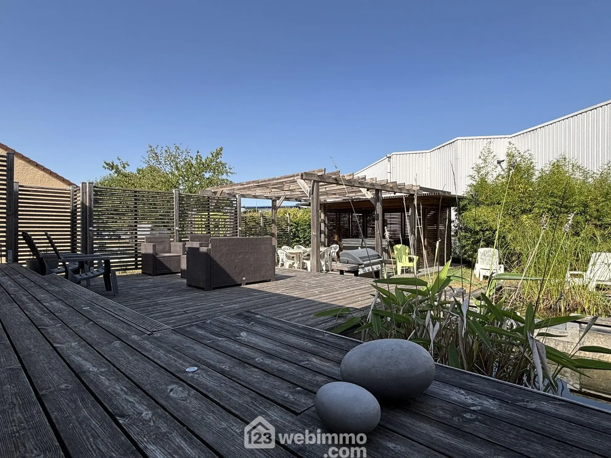 Maison de plain-pied 114 m² à Châtellerault avec 4 chambres et terrasse 