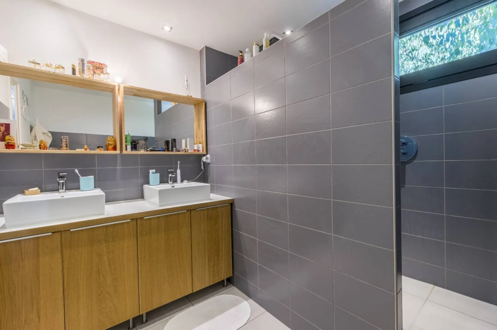 Maison moderne à Rouxmesnil-Bouteilles avec 3 chambres, garage et grande pièce de vie 