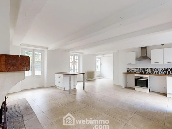 Appartement rénové avec terrasse et parking à Senlis - 77 m²
