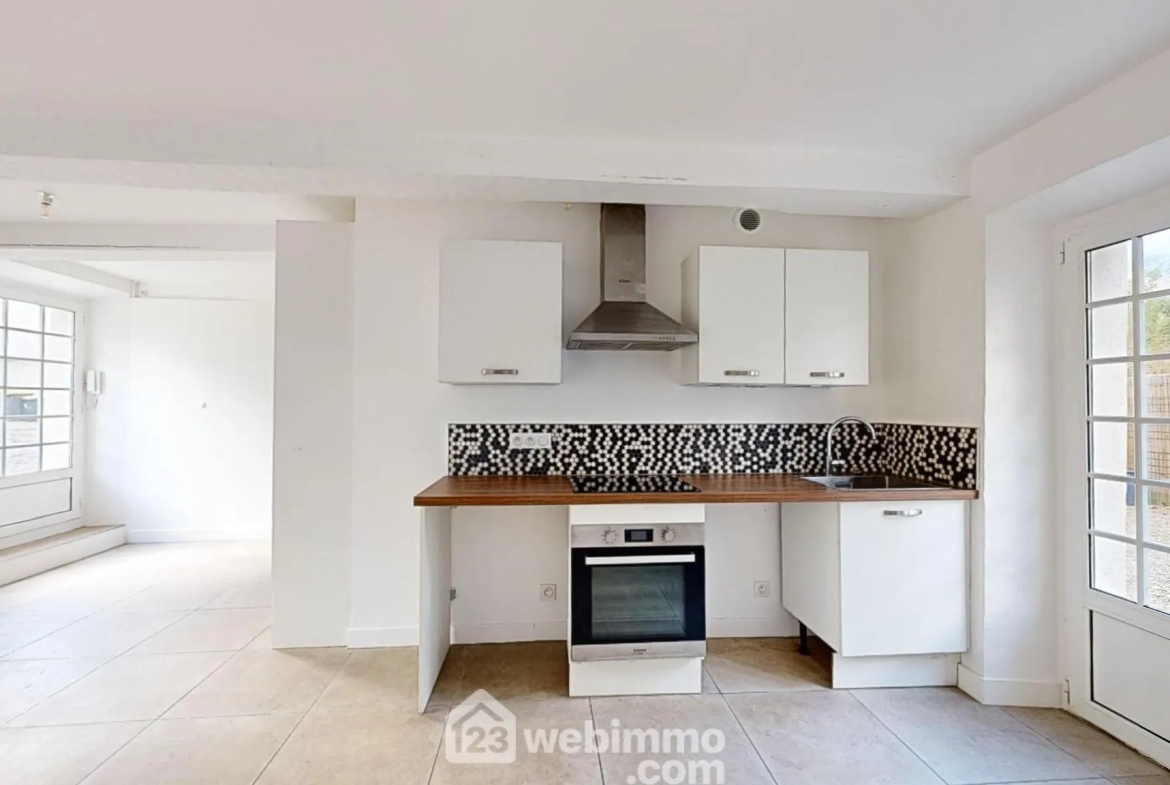 Appartement rénové avec terrasse et parking à Senlis - 77 m² 