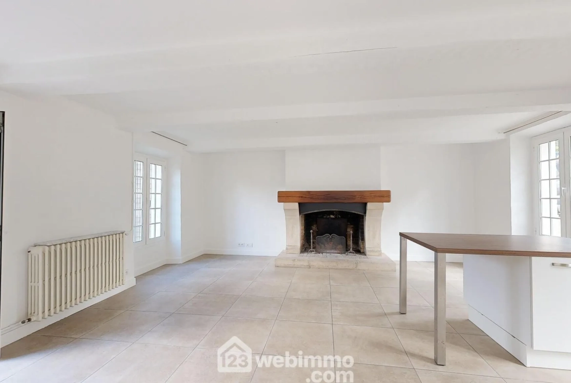 Appartement rénové avec terrasse et parking à Senlis - 77 m² 